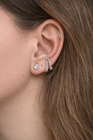 Aragvi vertical ear cuff - on ear